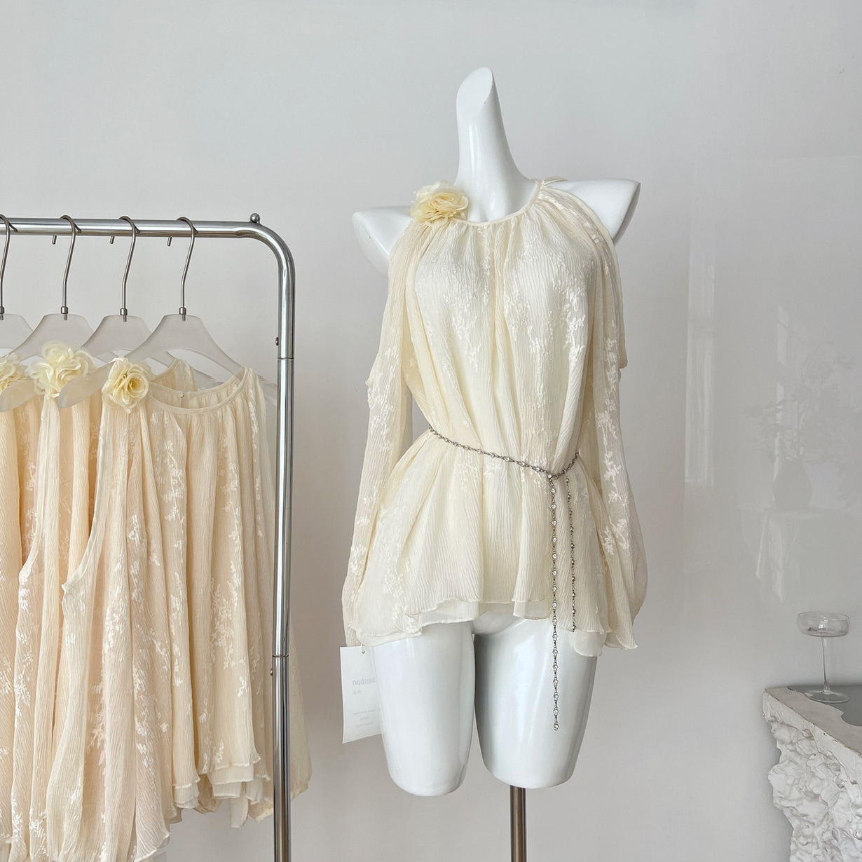 【急速出荷】白パフスリーブ首かけ肩出しシフォンブラウス刺繍トップスベルト付き