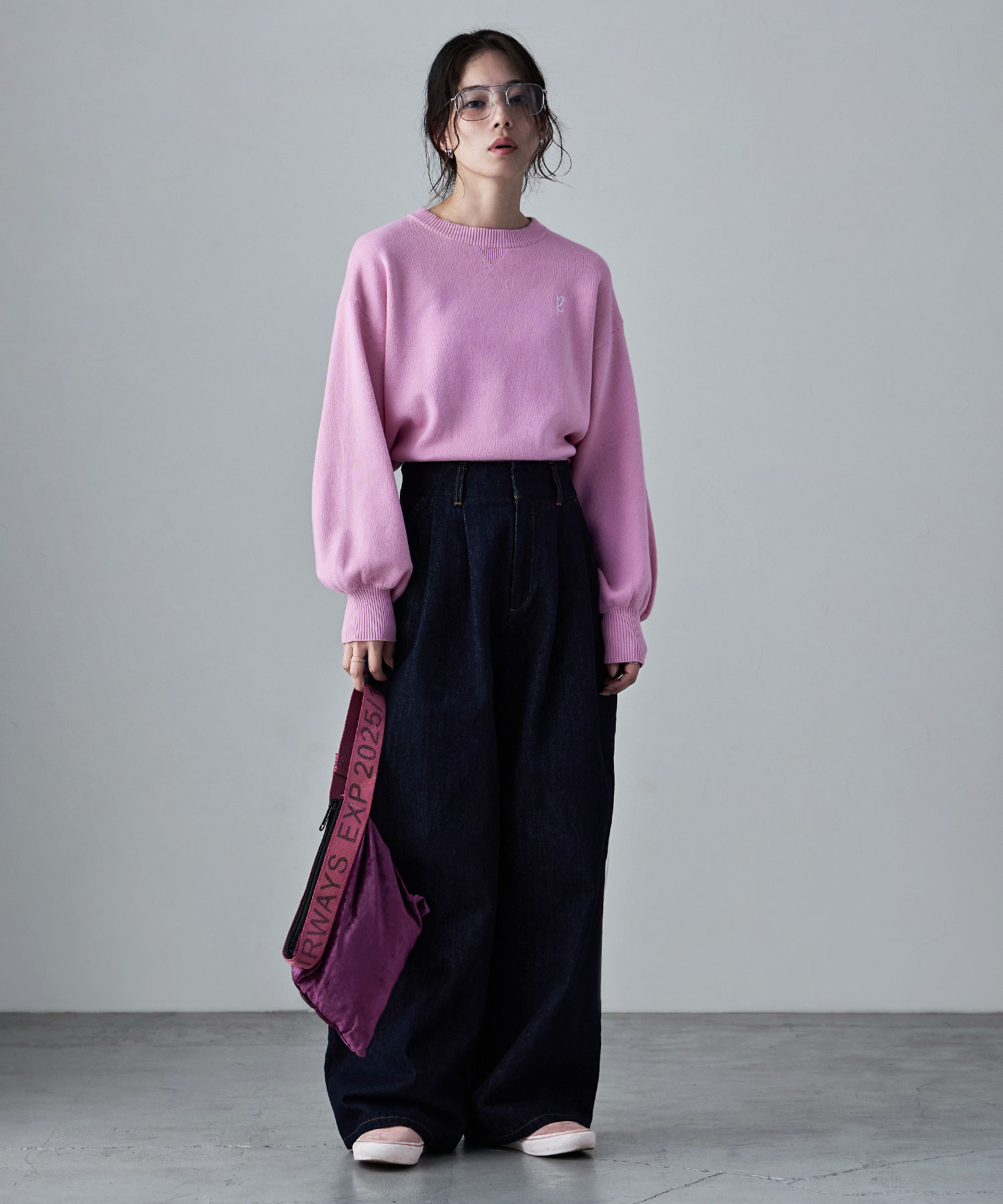 スウェットライク刺繍ロゴニット トップス ニット セーター 長袖 スウェット カラーニット クルーネック ロゴ ショート丈 ビッグシルエット ゆったり クロップド オーバーサイズ 無地