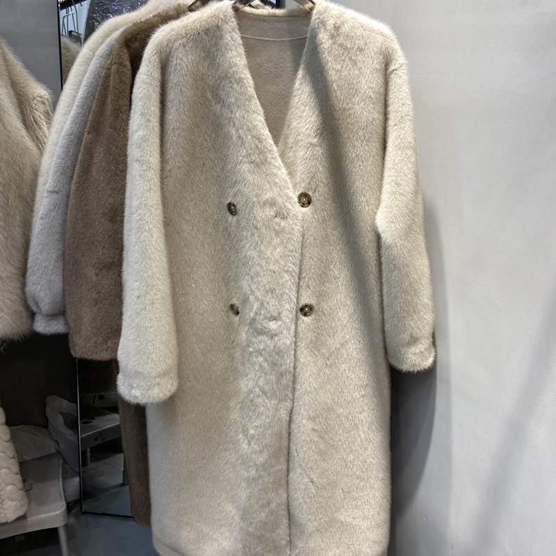 女性のための毛皮のワンピースコート 2024 冬の新しいスタイルの膝上ミッドレングスルーズでスリムなミンクベルベットの環境に優しい毛皮のコート