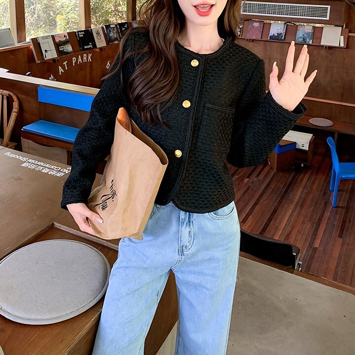 模様入りゴールドボタン ラウンドヘム レディース ジャケット アウター 上着 ショート クロップド丈 長袖 ラウンドネック 襟なし ノーカラー 前開き アウトポケット かわいい 大人可愛い きれいめ