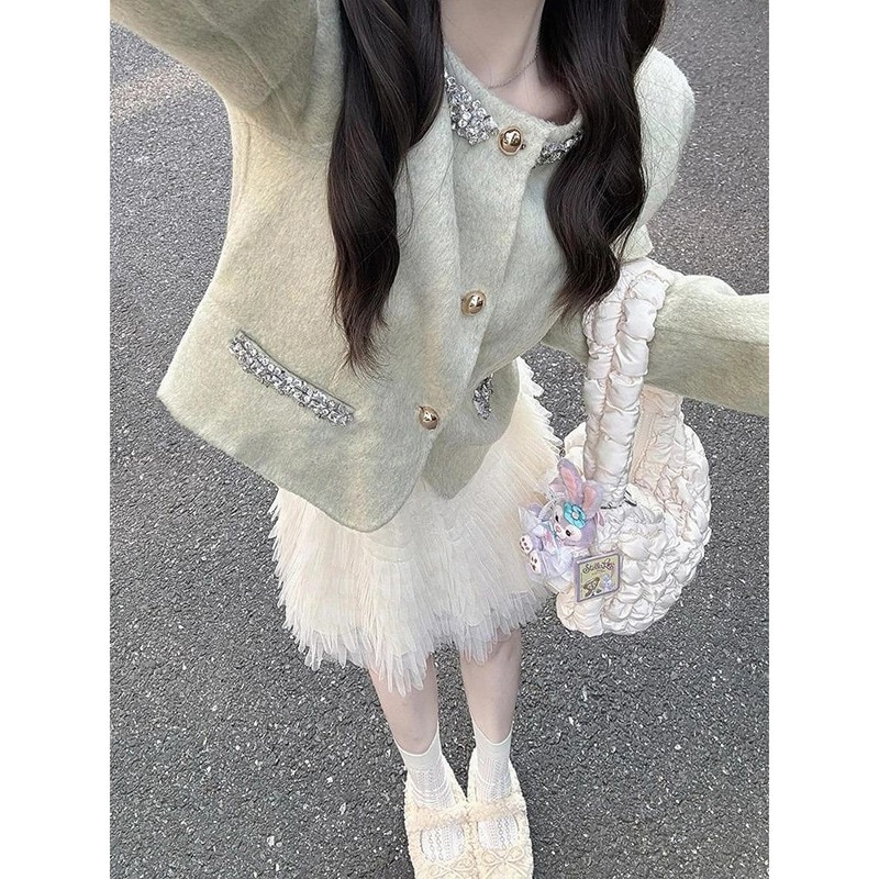 フランスのシャネル風の秋冬用レディースツーピーススーツラインストーンで装飾された重厚なウールブレザーとエレガントなショートスカートが特徴です