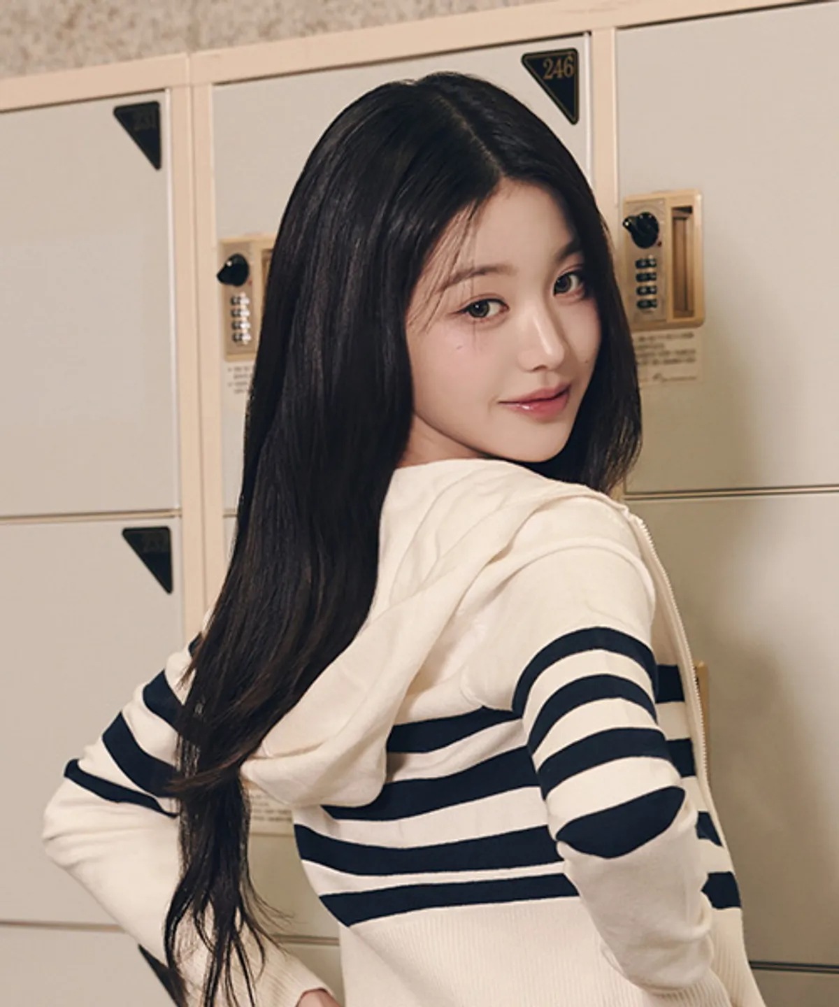 [MUSINSA EDITION] Stripe Badge Hood Zip-Up (T32E6KCD16TWT1YBH) 限定版 IVE チャン·ウォニョン モデル着用 韓国の人気ファッシ