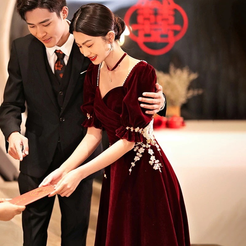 トーストスーツ花嫁 2024 バーガンディベルベットの気質結婚式帰りイブニングドレス秋と夏女性