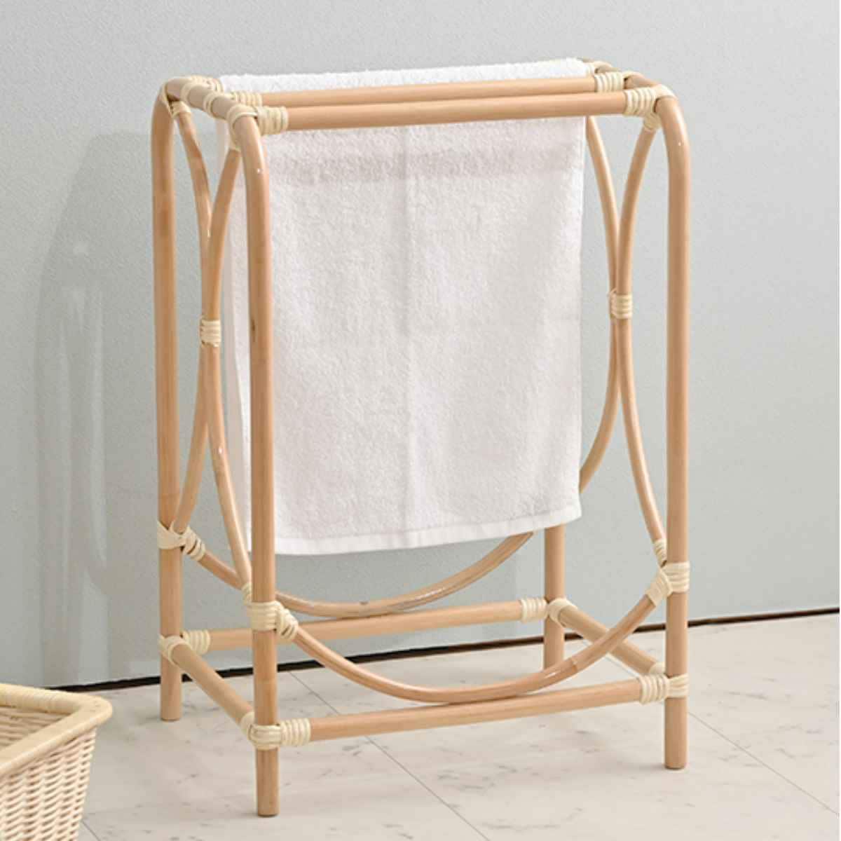 籐 タオルハンガー 高さ61cm ラッカー塗装 天然素材 ラタン ハンガー タオル干し タオル掛け スタンド ラタン製 完成品 タオルラック タオルスタンド 籐家具 脱衣所 ランドリー 軽量 7,094円