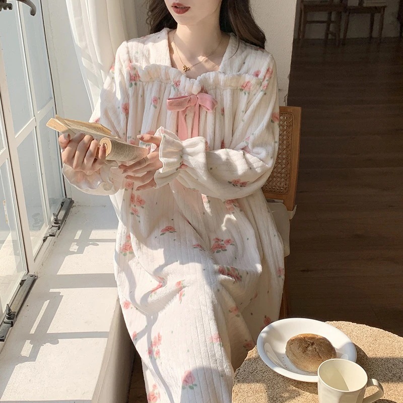 パジャマ女性新しい女の長いセクションのサンゴのベルベットのナイトガウン 5,164円