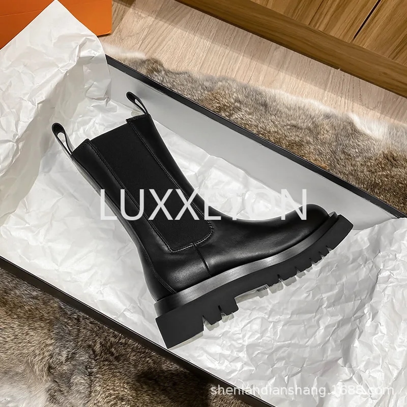 レディースレザーチェシーブーツ 厚手のソールとプラットフォームを備えた厚手のレディースカジュアルシューズ 新ブランド