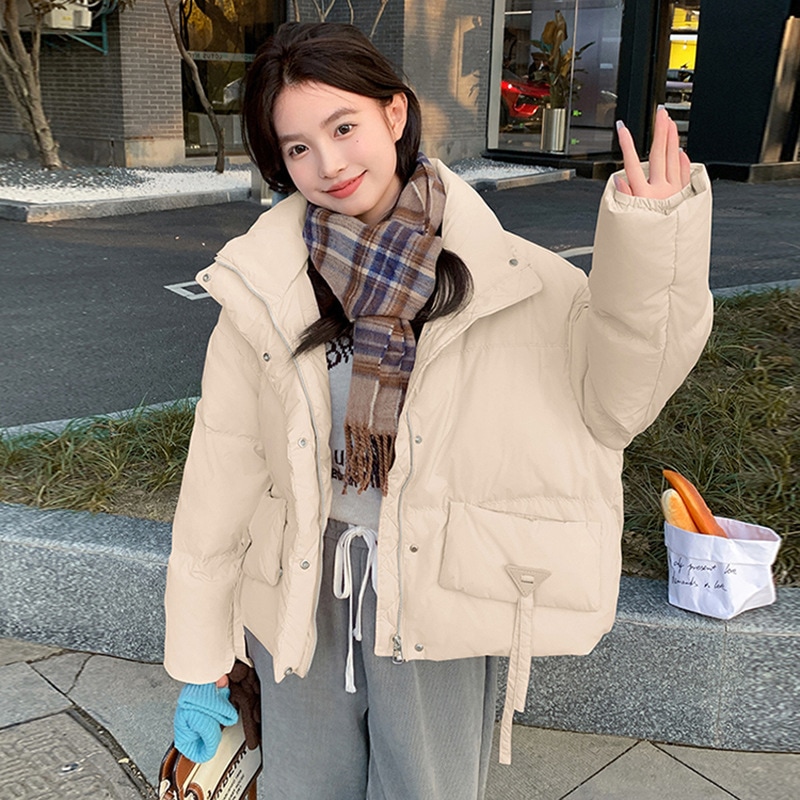 レディースダウンジャケットショートスタイルスタンドカラー冬の新スタイルファッショナブルスイート三角リボンゆったり小さいサイズパファージャケット