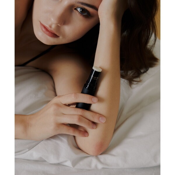 エリザベス_プレミアムライン 固体香水 ベニング 6,379円