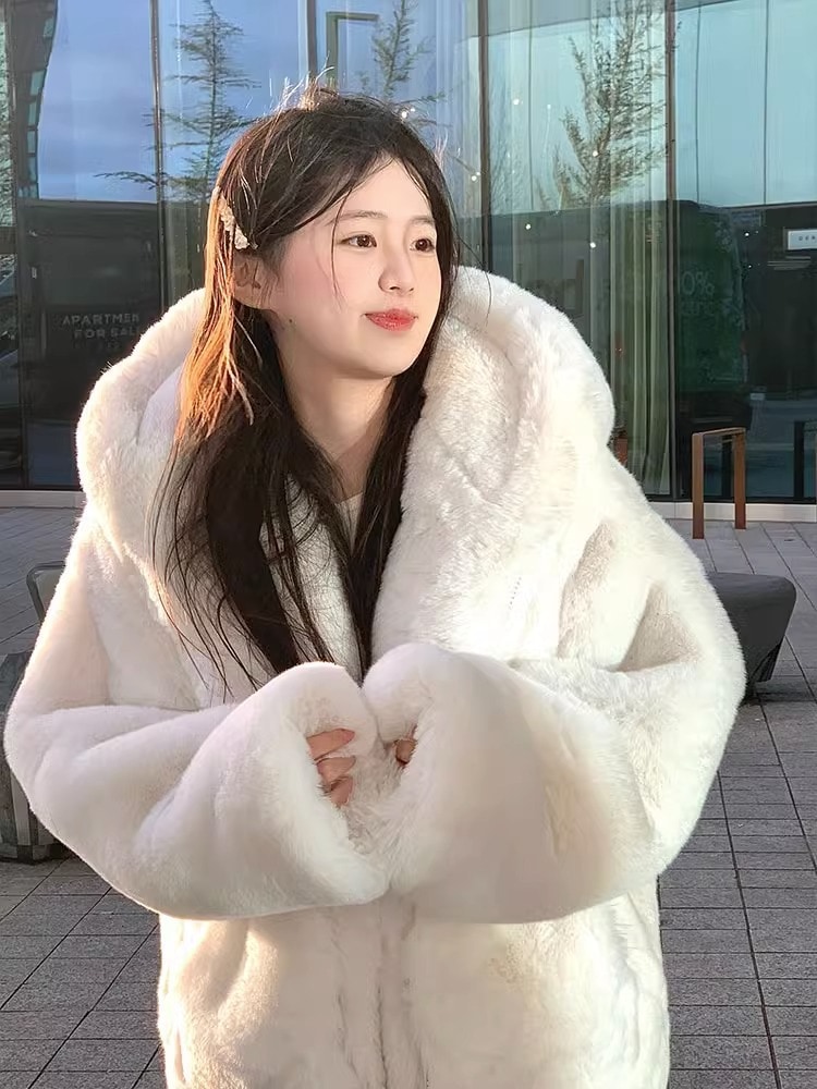 レックスウサギとラムウールフード付きジャケット女性のミッドレングス 2024 秋と冬の新しいゆったりとした厚みのあるぬいぐるみコート
