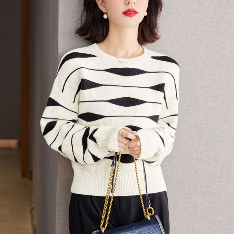 個性的ニットセーター 長袖ニットセーター ストライプ柄ニットセーター カジュアルファッション トップス ニットソー セーター プルオーバー 白トップス 袖あり 長袖 萌袖 Uネック ラウンドネック 6,108円