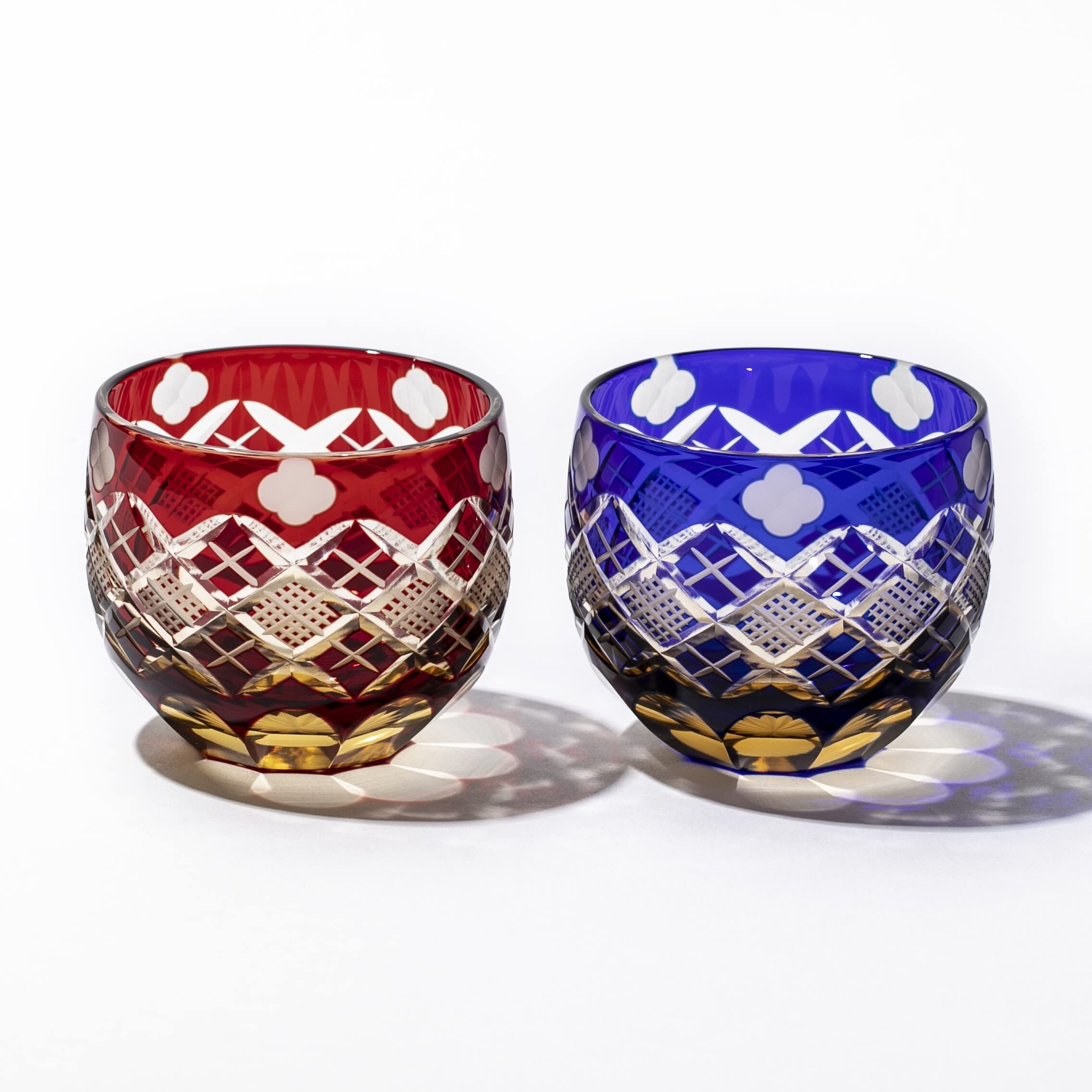 【 太武朗工房 公式 】 江戸切子 四ツ葉に矢来魚子紋 ぐい呑 ペア（琥珀赤・琥珀ルリ）TB94400ARB 木箱入り 日本製