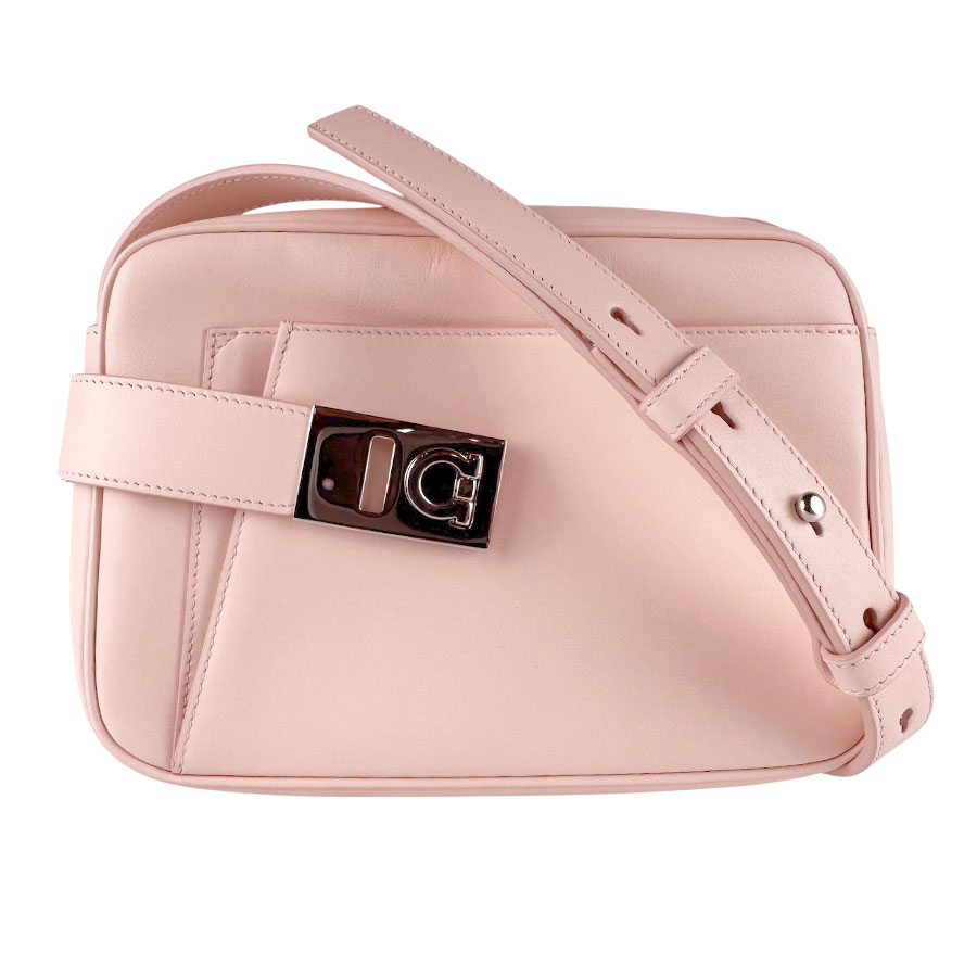 サルヴァトーレフェラガモ Salvatore Ferragamo ショルダーバッグ ガンチーニ レザー ピンク レディース z9681