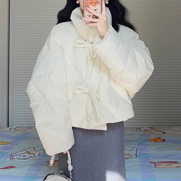 レディース アウター ダウンジャケット ショート 長袖 スタンドカラー リボン もこもこ ポケット かわいい 大人可愛い きれいめ シンプル カジュアル おしゃれ ラフ ガーリー 無地 冬 授業参観