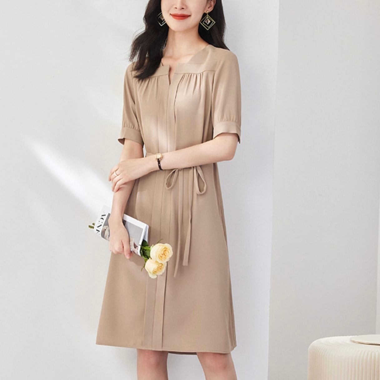 ワンピース シャツワンピース ミドル丈 袖あり 半袖 Vネック 襟なし スリム 細身 Aライン プリーツ リボン ハイウエスト プルオーバー ポリエステル 薄手 大人可愛い きれいめ シンプル
