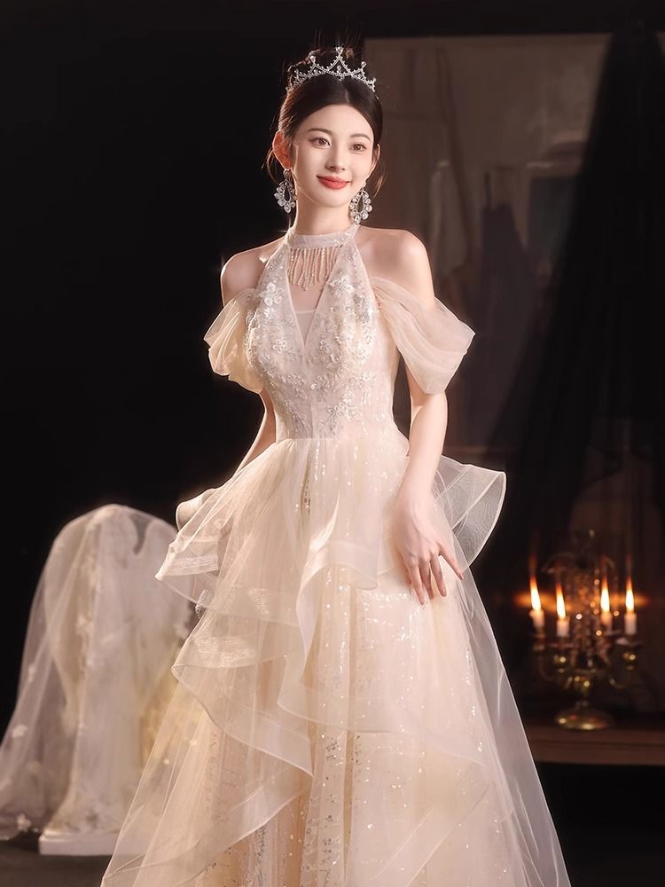 女性向けのドレス