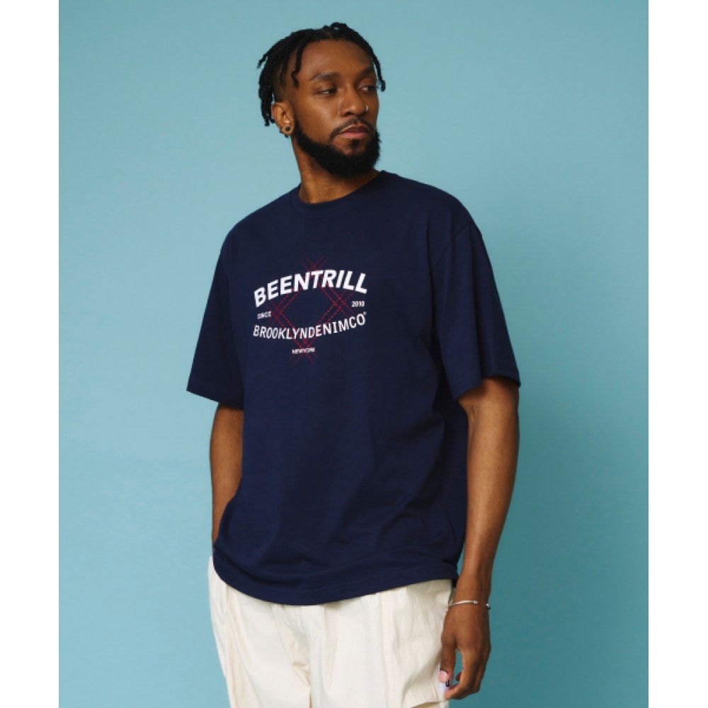 BEENTRILL [BEENTRILL X BROOKLYNDENIM] アーチロゴコンフォートフィット半袖Tシャツ (ネイビー)