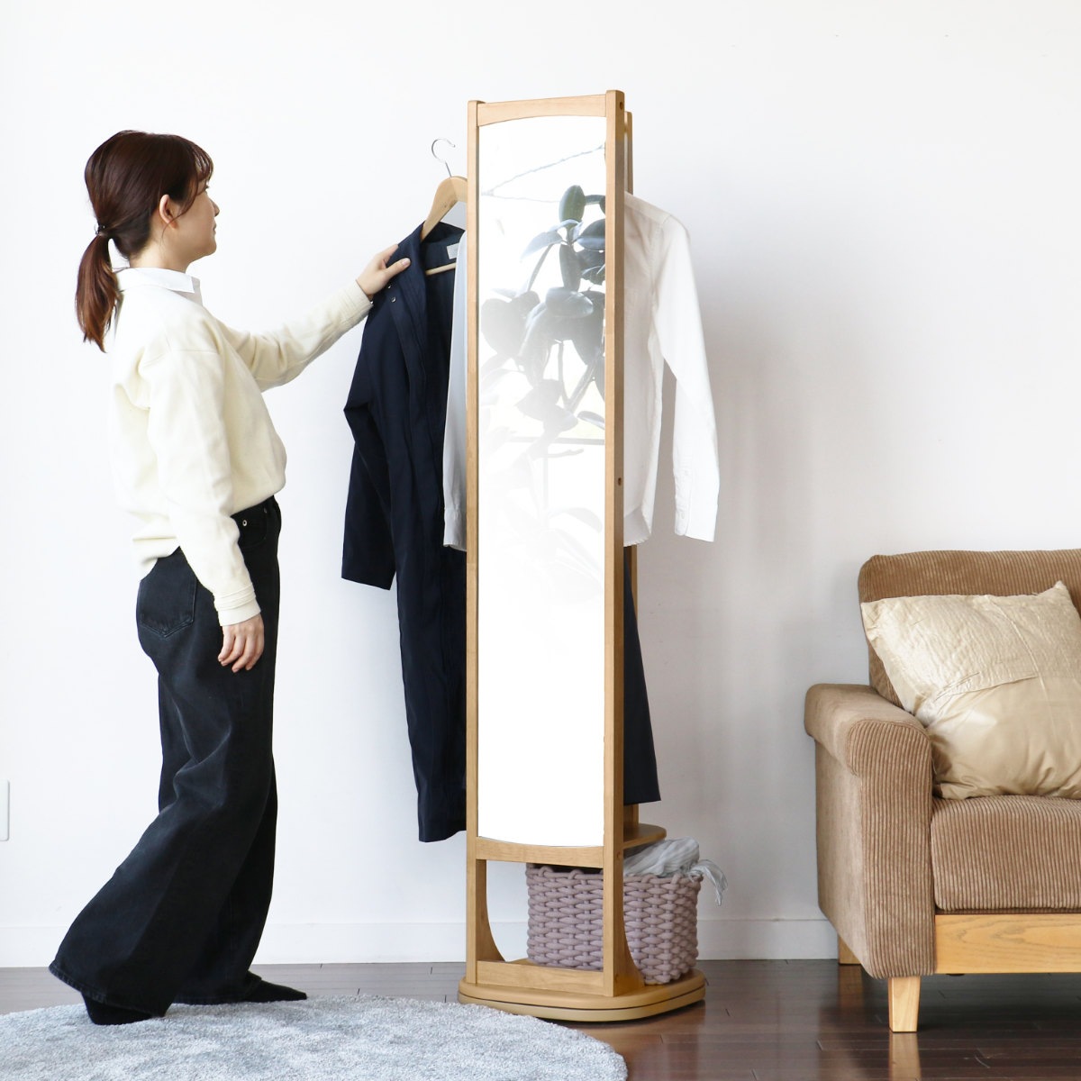 スタンドミラー 全身鏡 360度回転式 背面ハンガーラック 棚板付 ミラー 鏡 姿見 小物 収納 スリム 省スペース シンプル 木製 北欧 ナチュラル 天然木 おしゃれ