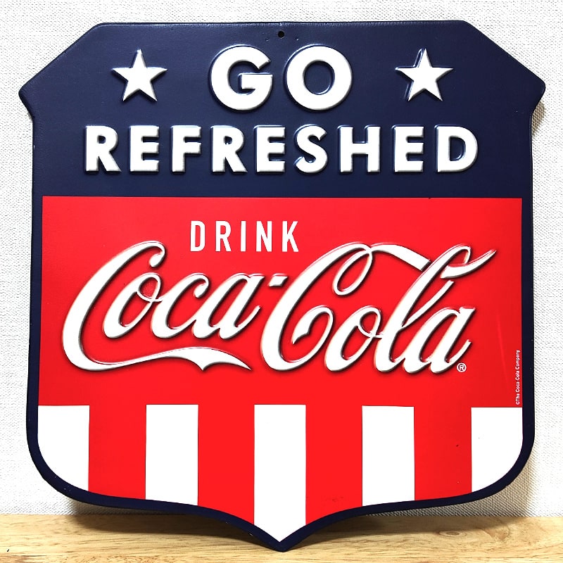 ブリキ看板 コカコーラ エンボスメタルサイン Go Refreshed Striped アメリカン 雑貨 COCA-COLA ロゴ ストライプ レトロ 国旗 アンティーク 壁掛け プレート レッド ネ