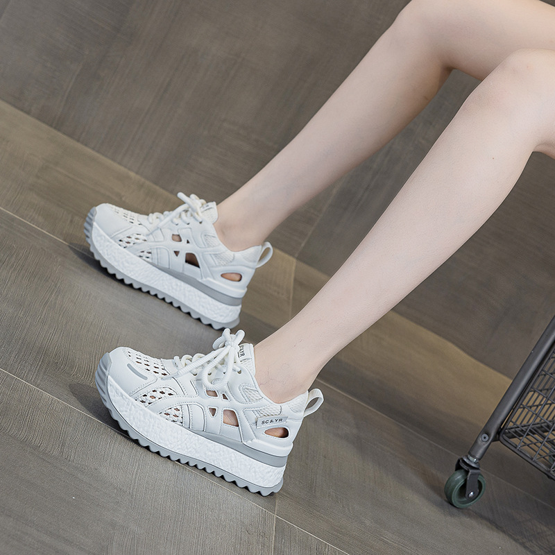 厚底で身長を高く見せてくれるプチサイズのフォレストガンプシューズ2025年夏の新作カジュアルファッションで万能軽量織りメッシュのレディースシューズ