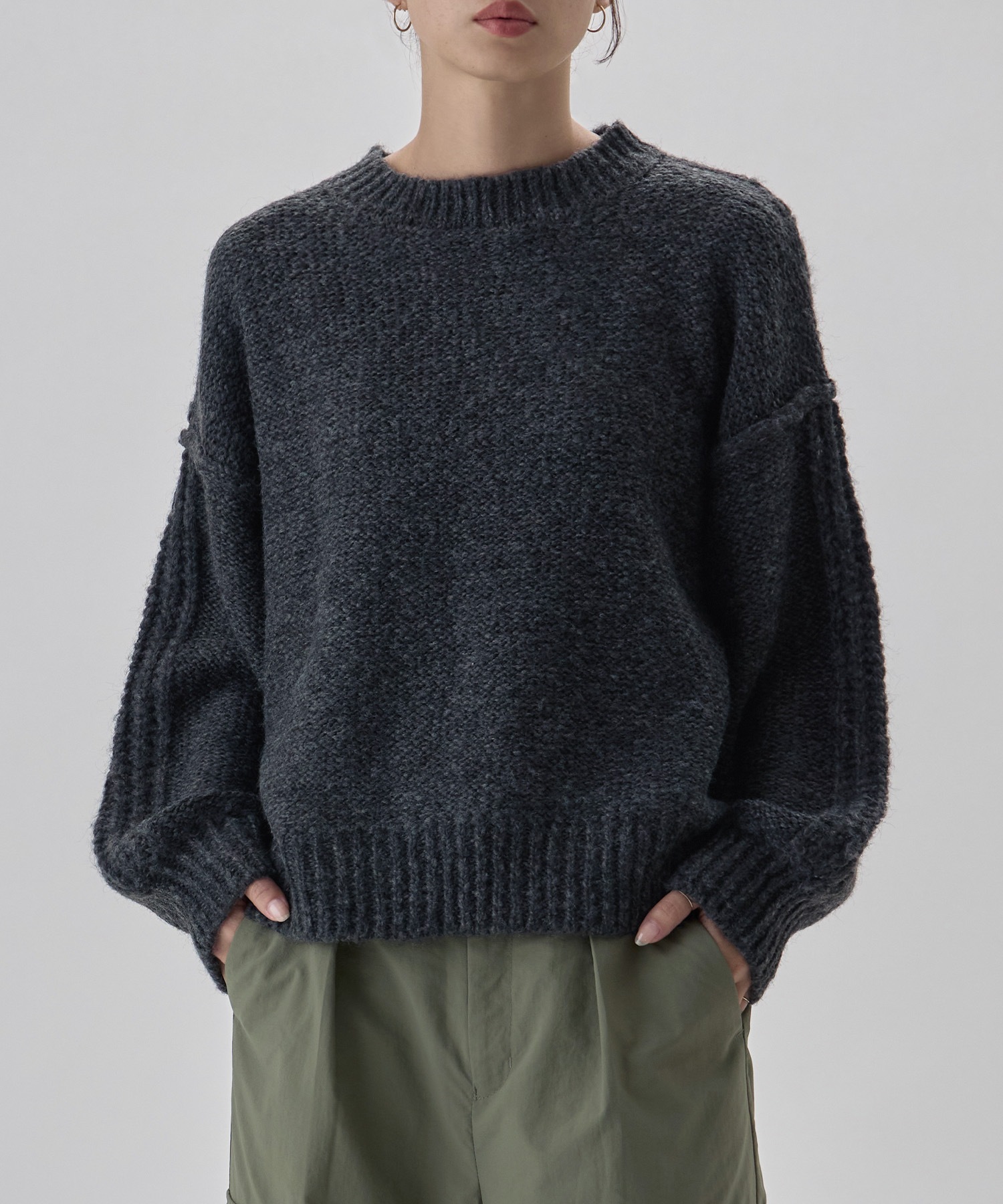 サイドラインスリーブミックスニットPO トップス ニット セーター 長袖 モックネック ショート丈 短丈 サイドライン ドロップショルダー ビッグシルエット ボリューム袖 ローゲージ ざっくりニット