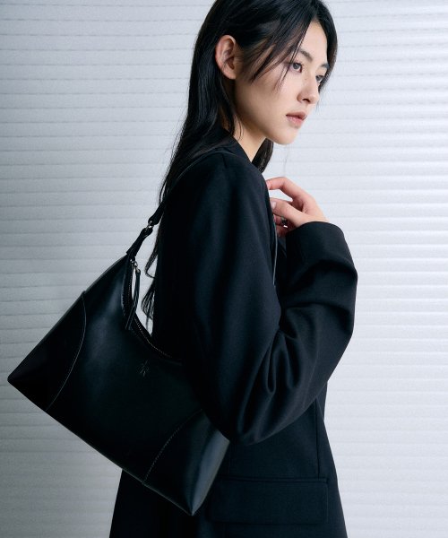 Flexure Patched Shoulder-Bag [BLACK]