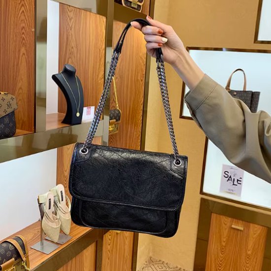 ショルダーバッグ レディース バッグ 鞄 かばん 斜め掛けバッグ 肩掛けバッグ クロスボディバッグ メッセンジャーバッグ チェーン ステッチ 牛革 レザー カジュアル お出かけ おしゃれ シンプル