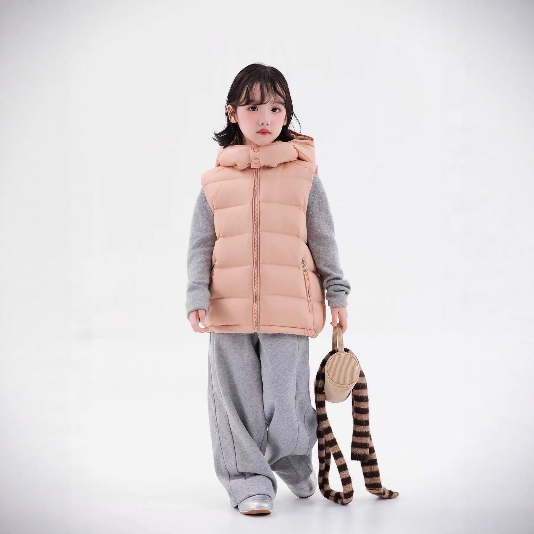 新しいスタイルの子供用ダウンベスト女の子と男の子向けの短くて厚手の暖かいダウンジャケット秋と冬に最適です