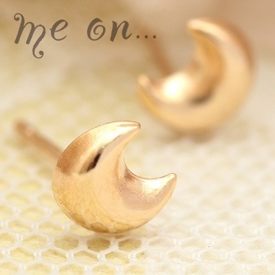 me on... K10YG ふっくらとしたフォルムが特徴的プチムーンちゃんピアス 4,896円