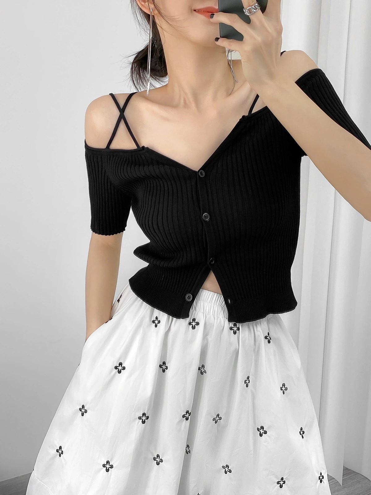 ニットソー カットソー 半袖 オフショルダー 肩ひもニット 細身 前開き かわいい 大人可愛い きれいめ シンプル カジュアル おしゃれ 春 秋 デート お出かけ 学生 韓国 ブラック