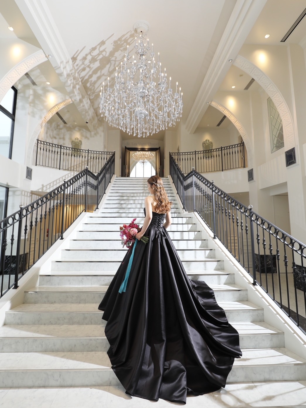 実例写真！パーティードレス ブラック パフスリーブ ベアトップ 編み上げ 光沢サテン 結婚式