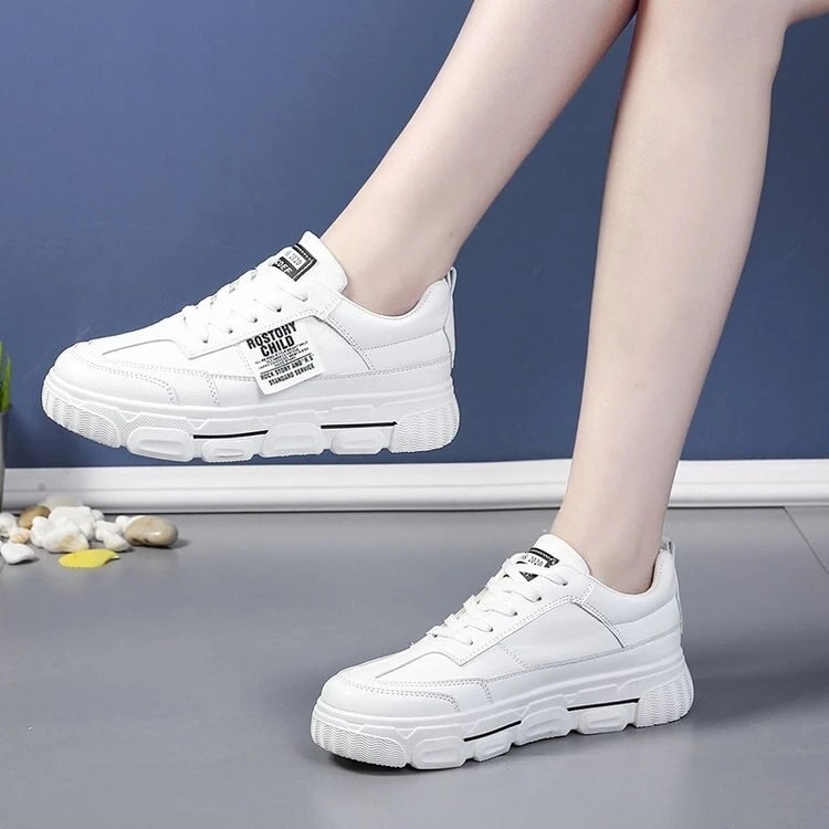 【1つ買うと10個無料】オールマッチホワイトシューズ女性新韓国版厚底カジュアルスポーツシューズ中学生ボードシューズ