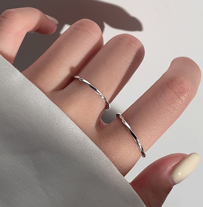 指輪 リング アクセサリー ラウンド 円形 大人可愛い きれいめ シンプル 大人 上品 おしゃれ お洒落 フォーマル エレガント きちんと感 大人っぽい 女っぽ クール セクシー 無地 春 夏 秋 冬