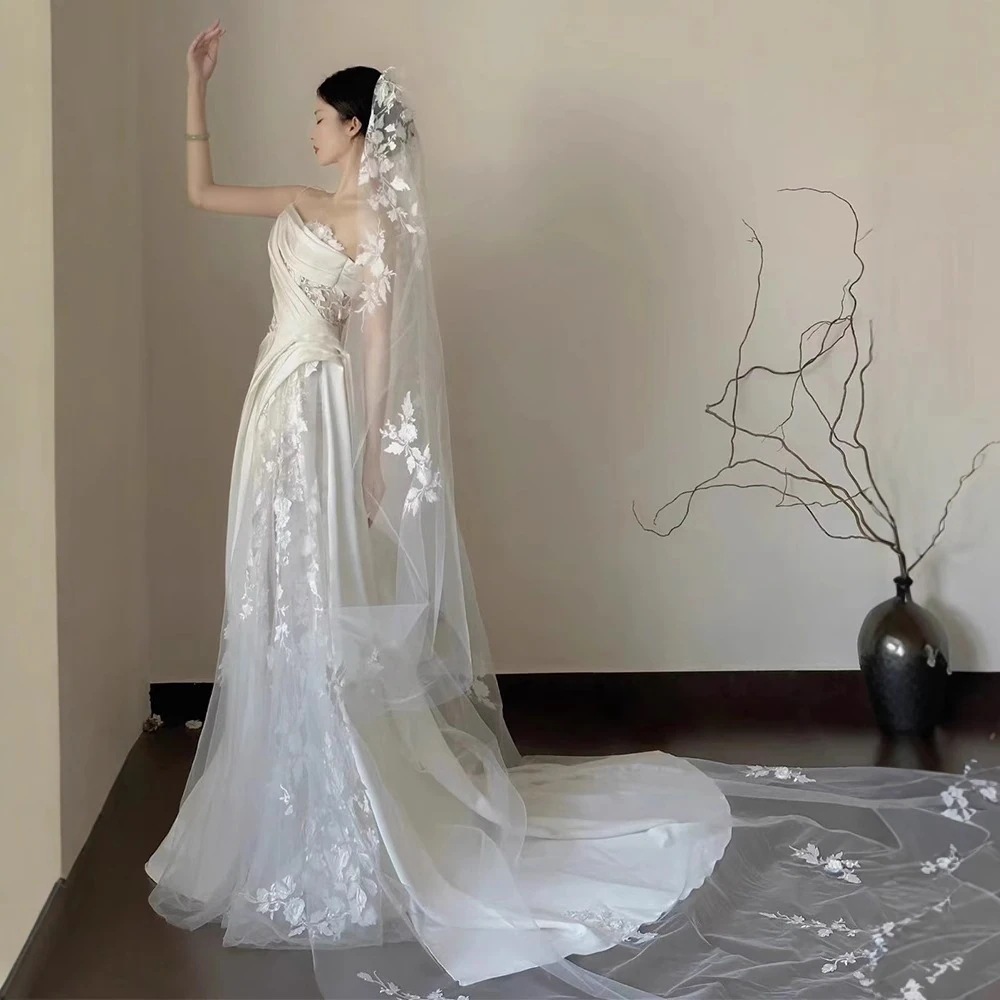 軽いウェディングドレスの新しいサテンのレースの外出糸のセクシーな胸の魚の尾のウェディングドレスのロケの軽い糸は客を迎えます