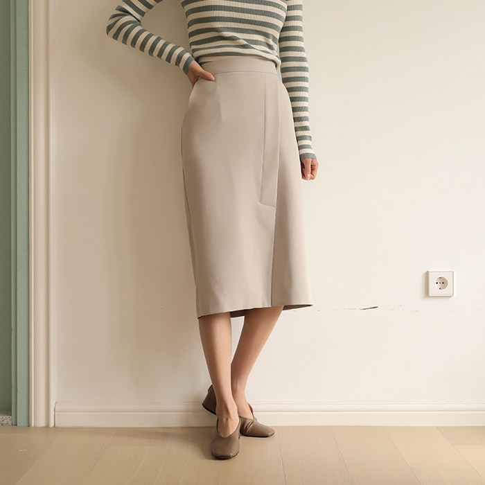 [韓国ファッション] バックウエストゴム 斜めスリット入り Iライン ミディ丈 ストレッチスカート