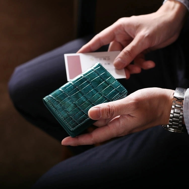 クロコダイルメンズ名刺入れシャイニング加工ヘンローンブラックアウトポケット付き『ギフ