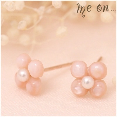 me on... K10ピンクゴールドピンクシェルのかわいらしい色合いに純白のパールが映える花モチーフピアス お届けまで２３週間程度かわいらしい花が耳元を華やかにする