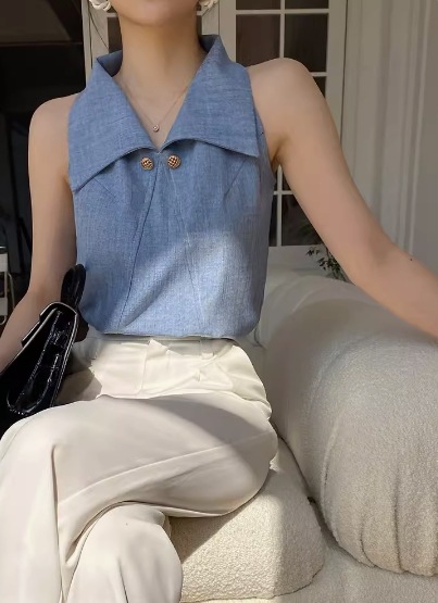 トップス シャツ ブラウス 袖なし ノースリーブ Vネック 襟付き カラーデニム かわいい 大人可愛い きれいめ シンプル カジュアル 大人 上品 おしゃれ お洒落 大人可愛い 大人女子 こなれ感