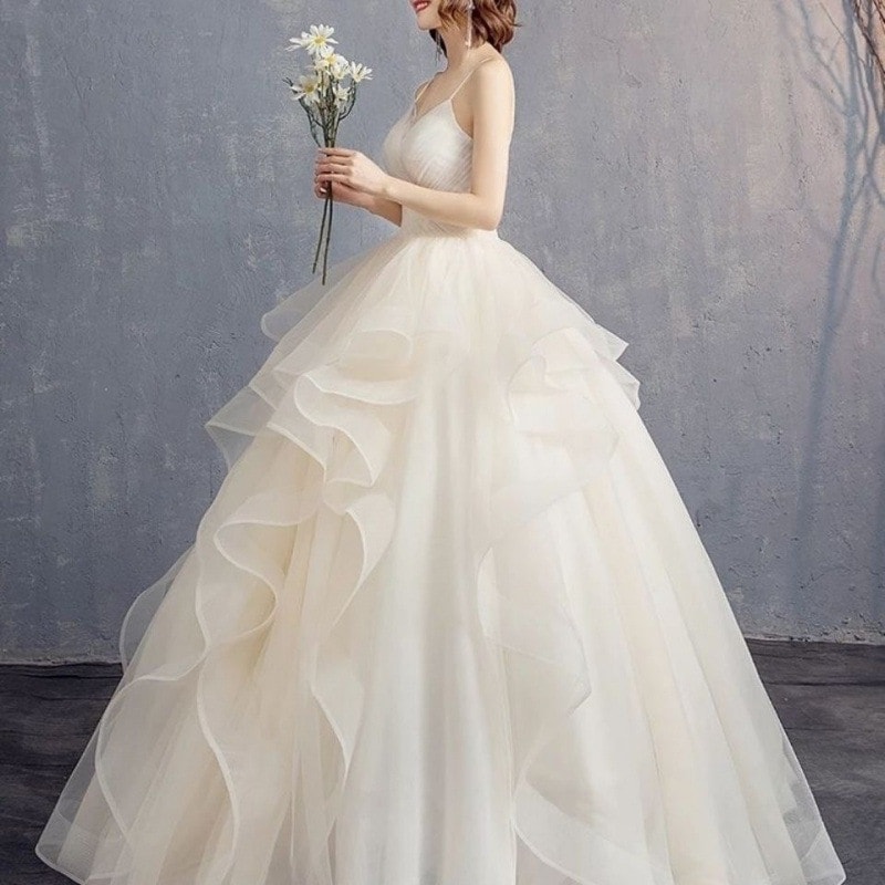 ウェディングドレスメインウェディングドレス女性用2024花嫁結婚式サスペンダーvネックチュチュスカートはスリムで長い尾に見えます