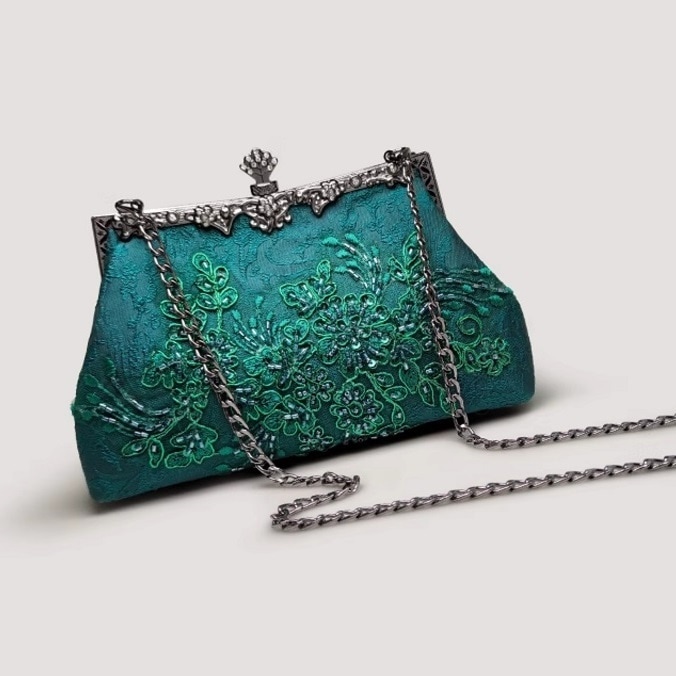 バッグ カバン レディース ショルダー ハンドバッグ 斜めがけ 肩がけ 手持ち クラッチ 便利 コンパクト 軽量 薄型 スリム 自立 スクエア 四角 がま口 チェーン 大人可愛い きれいめ お洒落