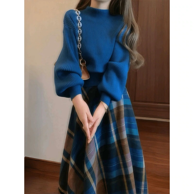 ハイエンドのカスタマイズ-フランス文学レトロブルーハーフタートルネックニットセーター + ハイウエストチェック柄ミッドレングススカートスーツ 2025 新しいスタイル