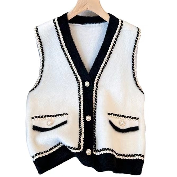 トップス ベスト Vネック 前開き デザインボタン 刺繡 ポケット ベルベット ポケット かわいい 大人可愛い きれいめ シンプル 上品 おしゃれ かっこいい カジュアル こなれ感 個性的 主役級