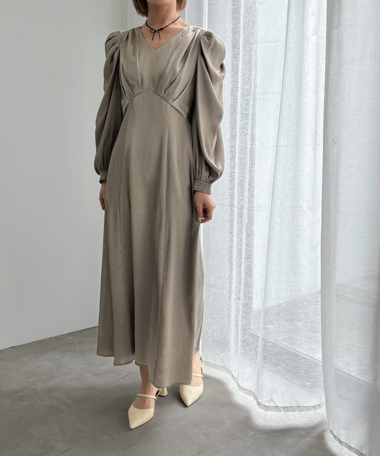 サテンVネックタックフレアドレス パーティードレス 結婚式 ギャザー ボリューム袖 ワンピース 無地 シンプル きれいめ 袖あり 長袖 二の腕カバー ロング丈 お呼ばれ パーティー 二次会 披露宴