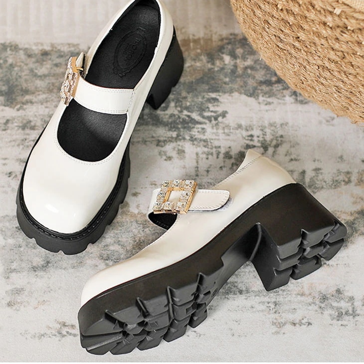 【急速出荷!】ビジュー エナメル ストラップ 厚底 パンプス シューズ 靴 くつ キラキラ 光沢 柔らかい 歩きやすい 可愛い キレイめ 上品 ビジネス 仕事 きちんと 春 夏 秋 冬 おしゃれ 黒 5,580円