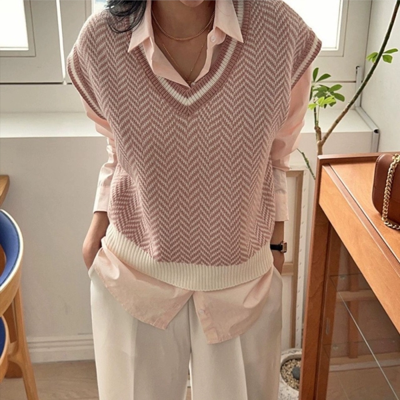 ニット ベスト ヘリンボーン Vネック リブニット かわいい 大人可愛い きれいめ シンプル カジュアル 大人 上品 おしゃれ お洒落 大人女子 こなれ感 個性的 クール エレガント 存在感 抜け感