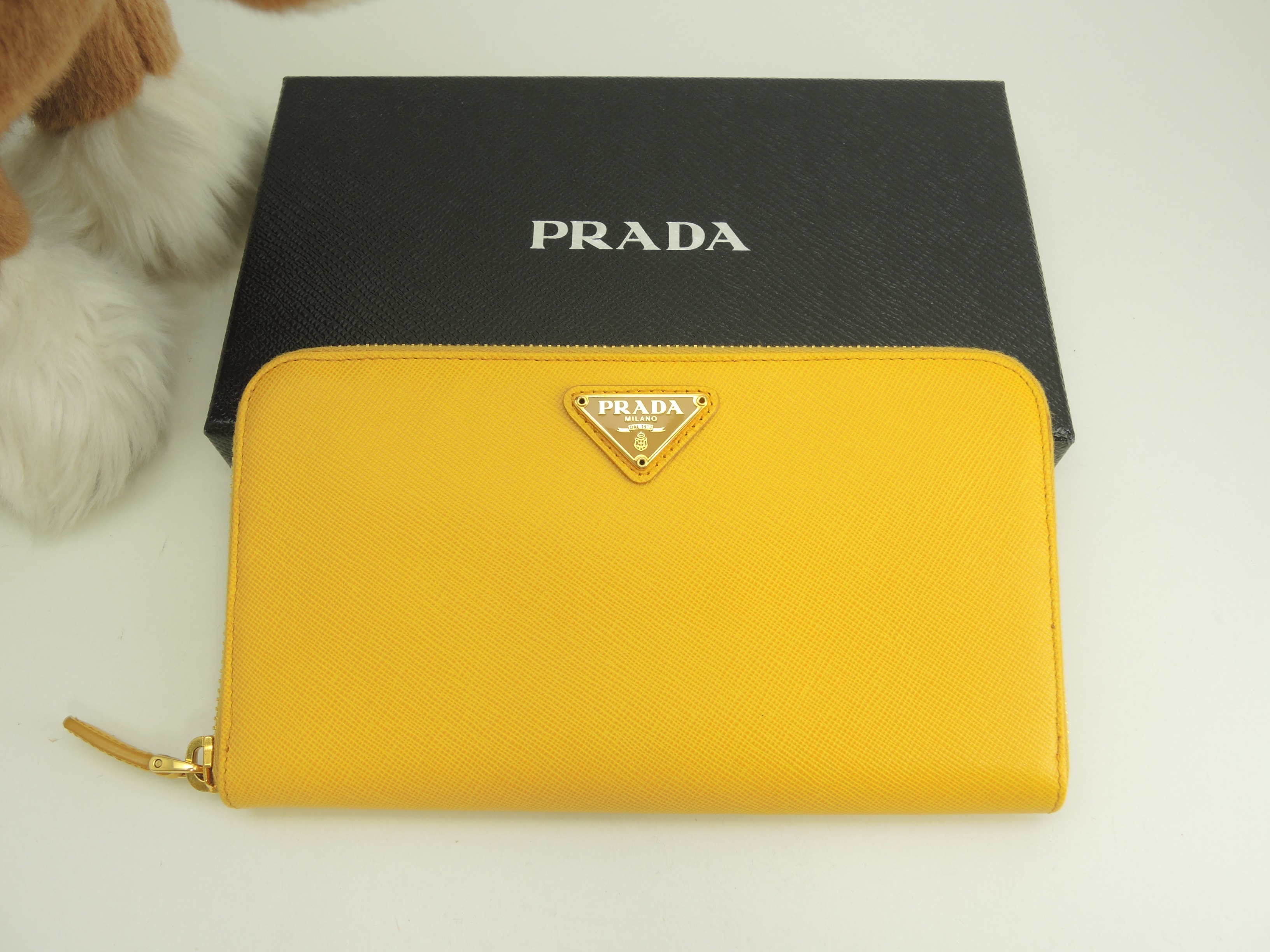 ロングウォレット トリアングルロゴ サフィアーノ黄 ラウンドジップ長財布 美品@236 2