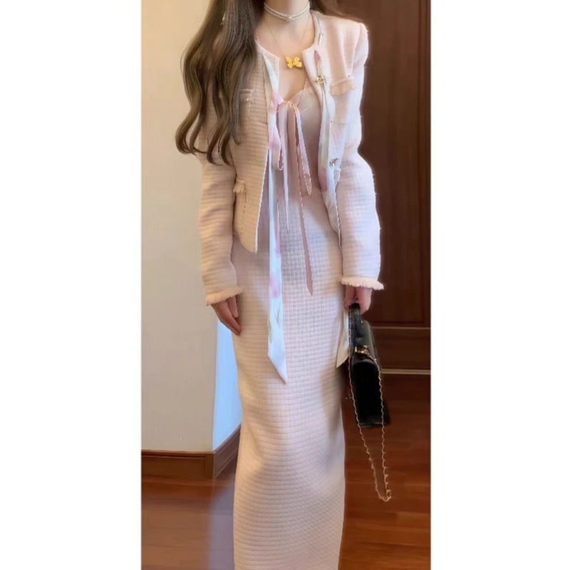 シャネル風のショートジャケットウエストにフィットしたデザイン蝶ネクタイのボディコンドレスが特徴の秋冬向けの優しくエレガントなツーピースセットです