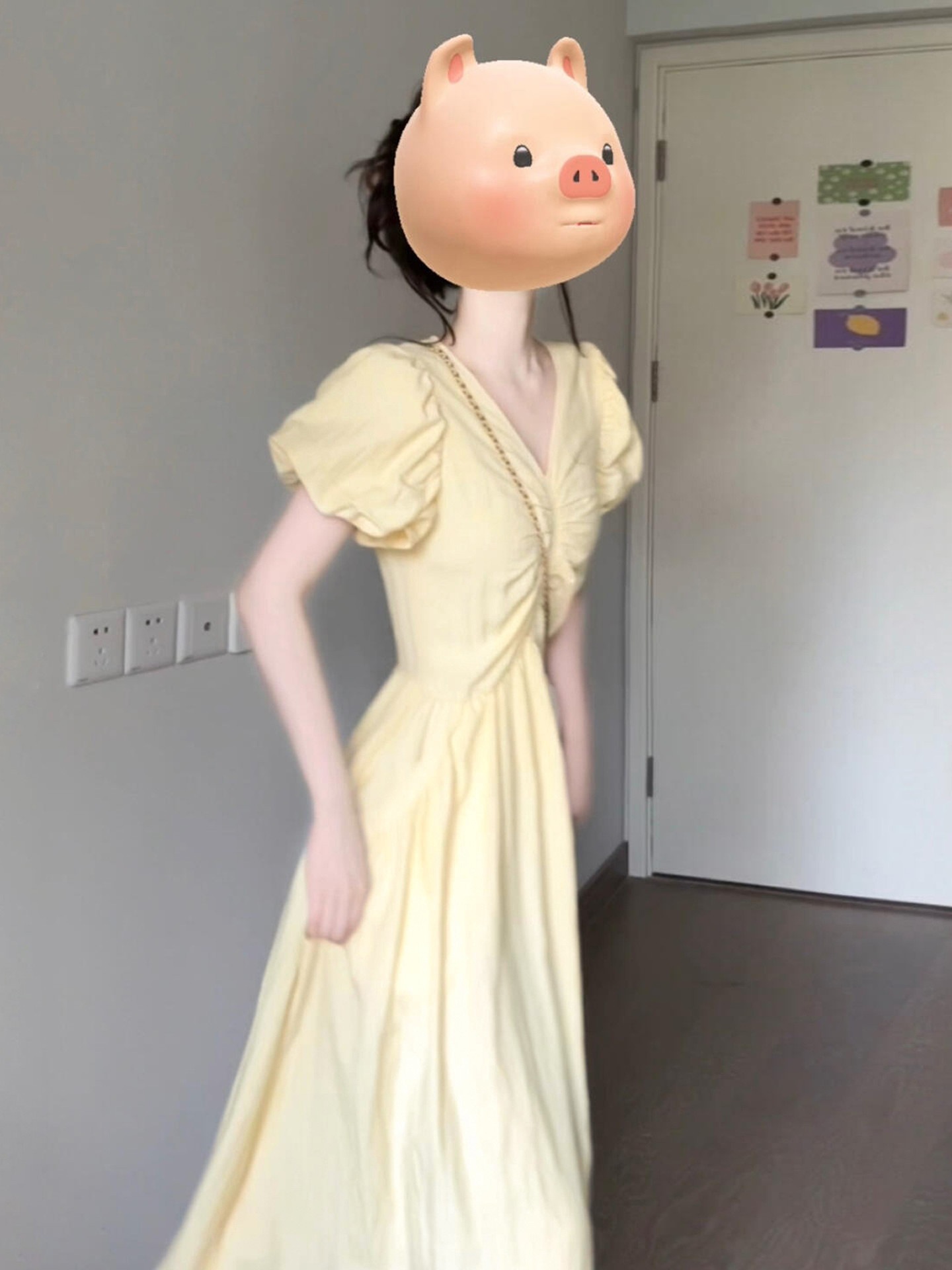 エレガントな襟とパフスリーブの黄色い女性用夏のプリーツウエストシェイプでスリムに見えるロングドレス
