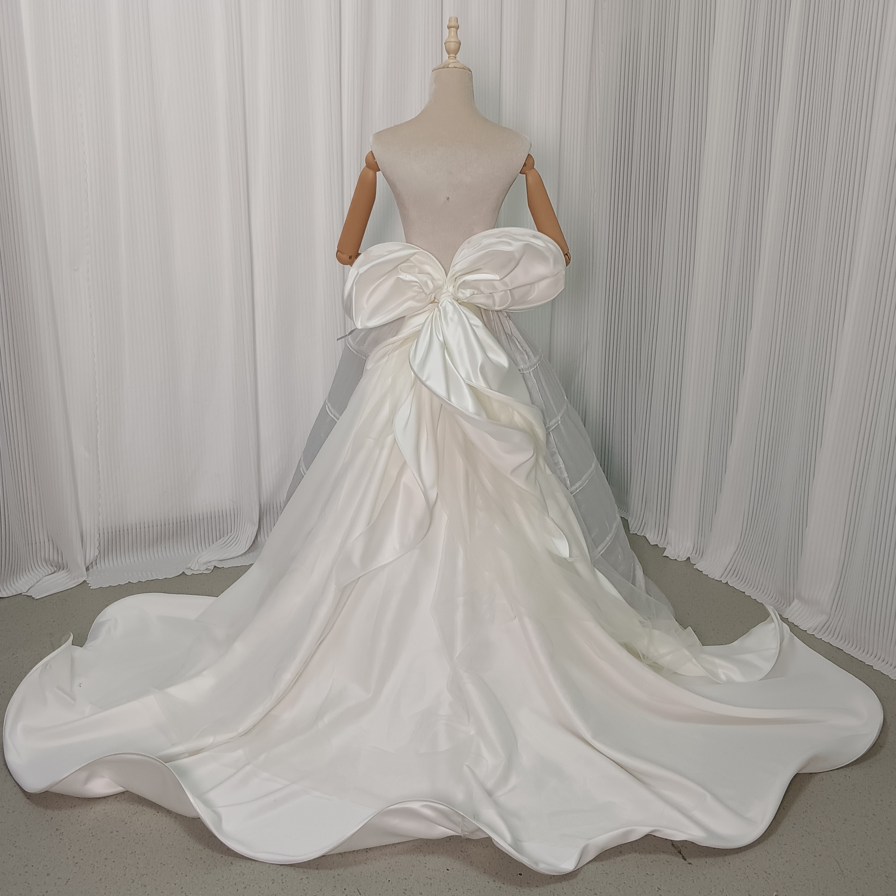 ふっくら柔らかなバックリボン アイボリー 绮丽な デザイン感 披露宴/結婚式