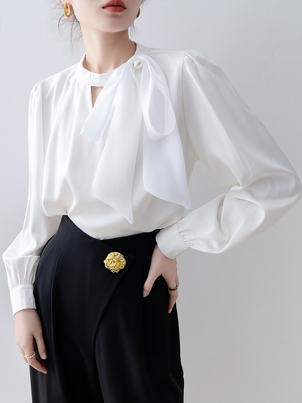 【1点ご購入 で10点プレゼントいたします】白のハーフハイネックリボン感シャツ春服女2025年トップス早春パフスリーブシャツ