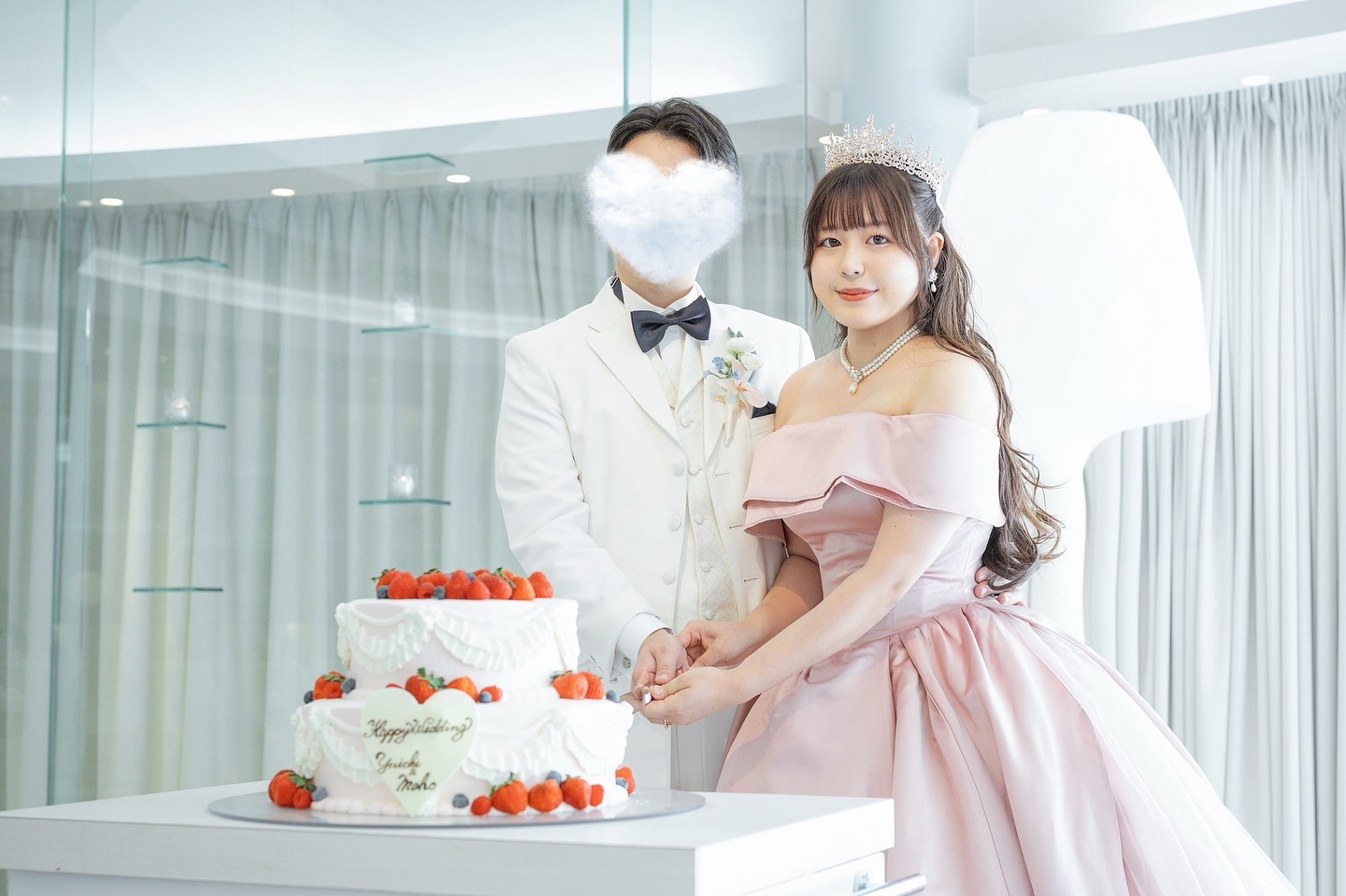 実例写真！カラードレス ピンク オフショルダー 編み上げ 華やかなトレーン プリンセスライン 結婚式